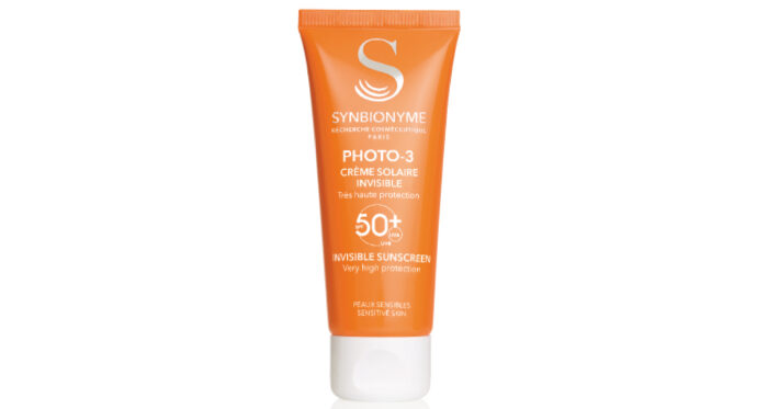 يتم عرض Synbionyme Photo-3 Invisible Sunscreen SPF50 + على خلفية نظيفة وخفيفة.