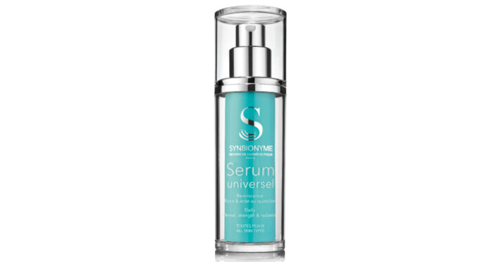 لقطة مقرّبة سيروم ضد التجاعيد والشيخوخة من Synbionyme Universal Serum لقطة مقرّبة لزجاجة من Synbionyme Universal Serum مع الملصق في المقدمةمع الملصق في المقدمة