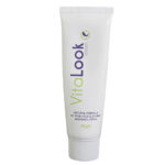 زجاجة كريم مقشر الوجه فيتالوك ومجدد للخلايا على خلفية محايدة.